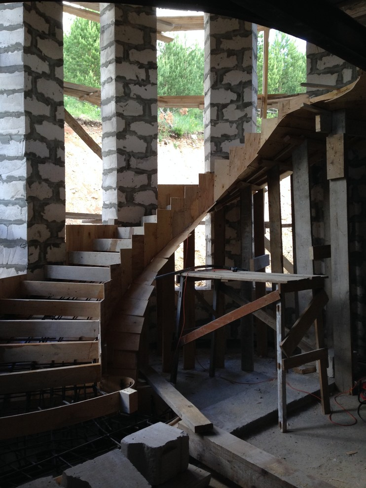 Полувинтовая лестница на второй этаж в коттедже Красноуфимска