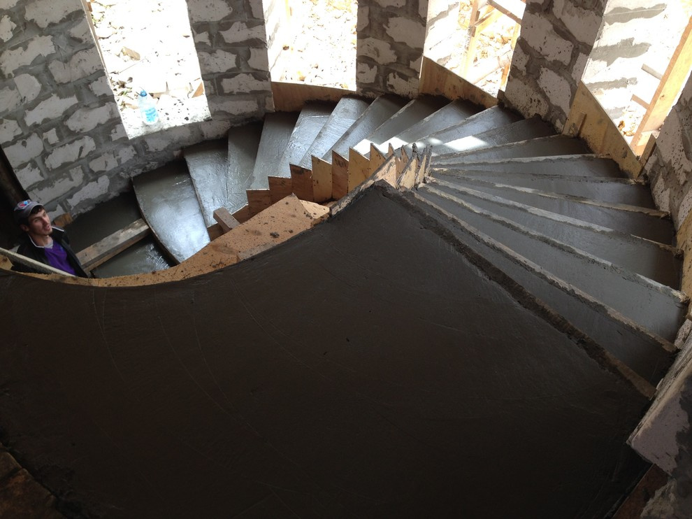 Полувинтовая лестница на второй этаж в коттедже Красноуфимска