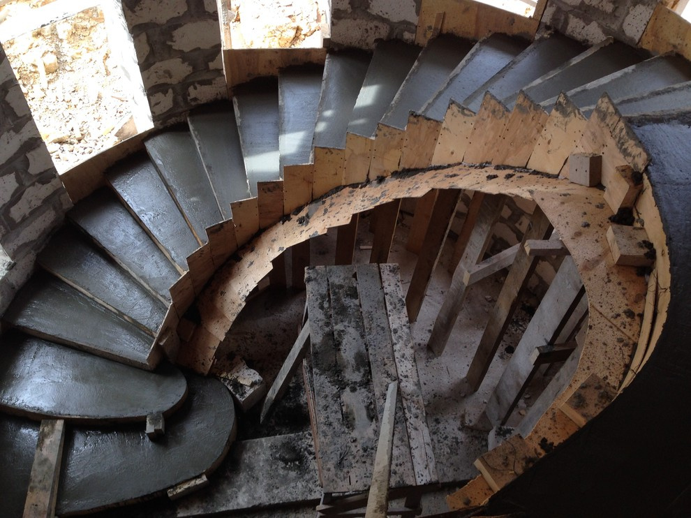 Полувинтовая лестница на второй этаж в коттедже Красноуфимска