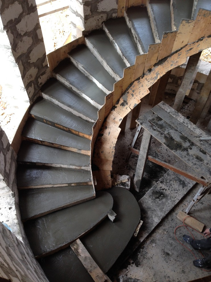 Полувинтовая лестница на второй этаж в коттедже Красноуфимска