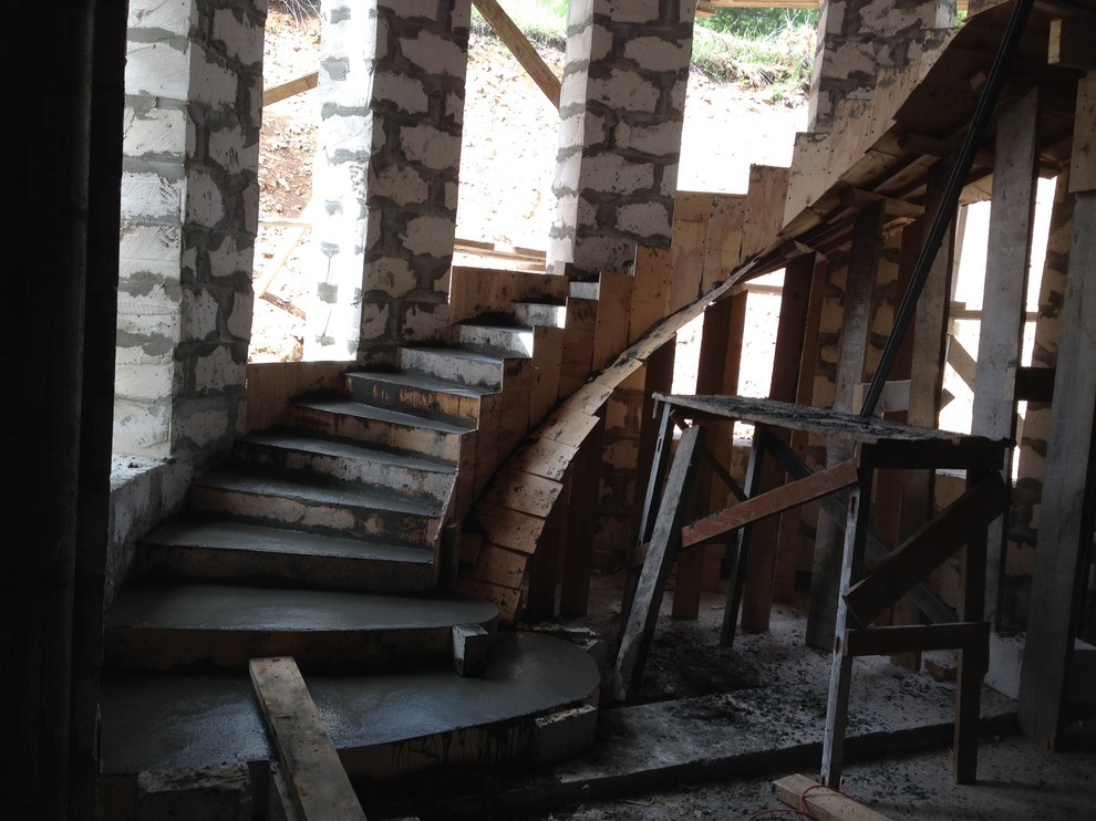 Полувинтовая лестница на второй этаж в коттедже Красноуфимска