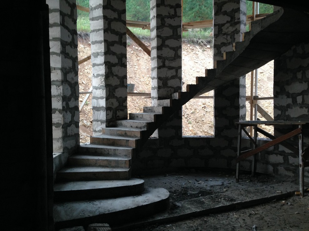 Полувинтовая лестница на второй этаж в коттедже Красноуфимска