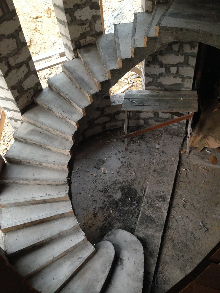 Обложка проекта: Полувинтовая лестница на второй этаж в коттедже Красноуфимска