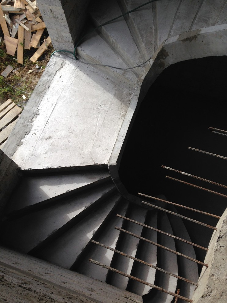 Комбинированная лестница с расширением и внутренним бетонным бортом