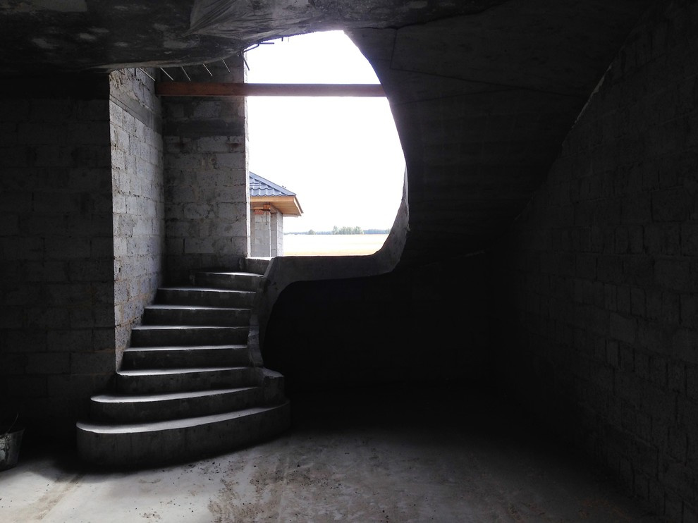 Комбинированная лестница с расширением и внутренним бетонным бортом