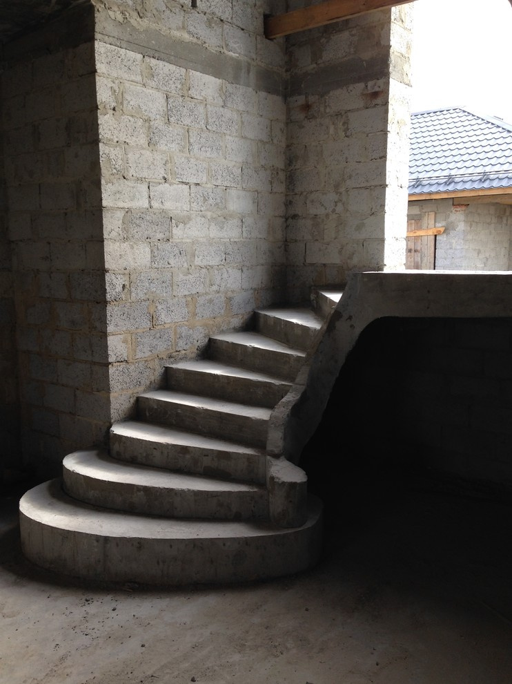 Комбинированная лестница с расширением и внутренним бетонным бортом