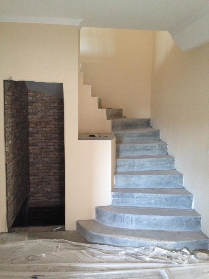 Монолитная лестница с забежными ступенями