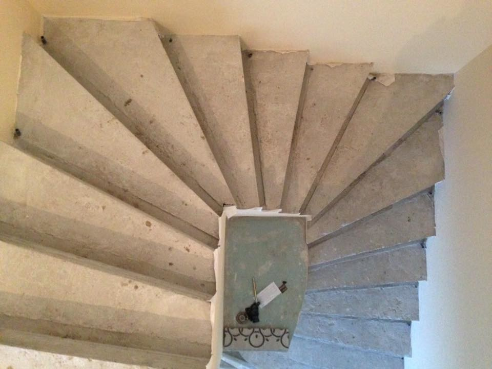 Монолитная лестница с забежными ступенями