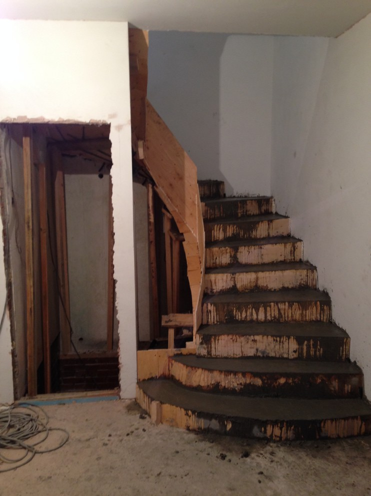 Монолитная лестница с забежными ступенями