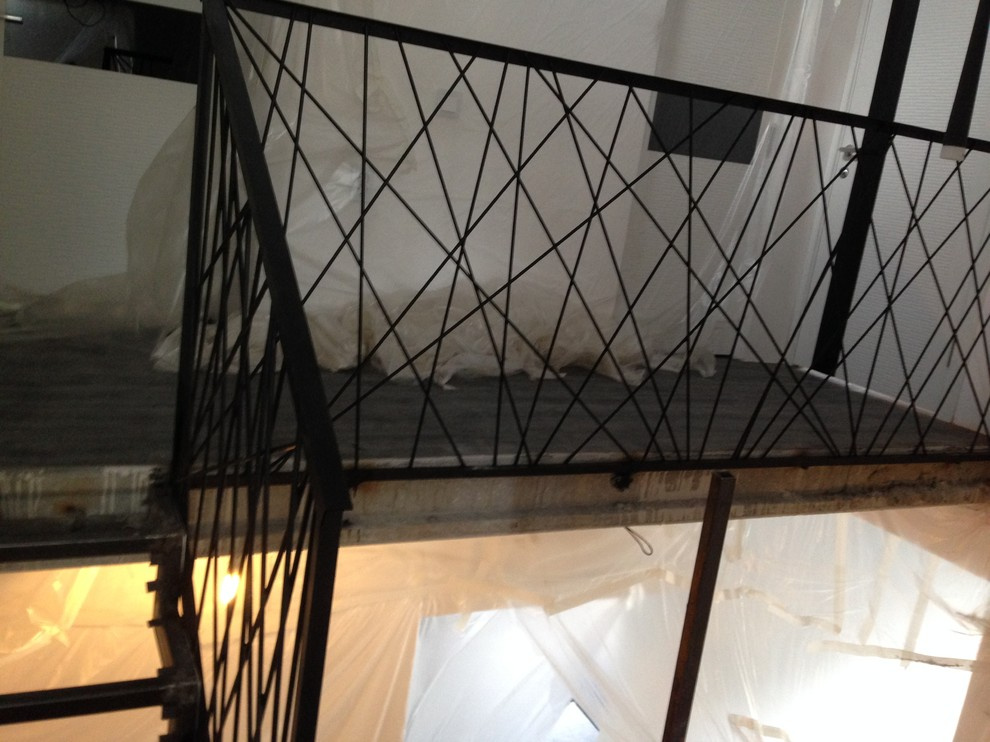 Металлическая лестница с дизайнерскими перилами