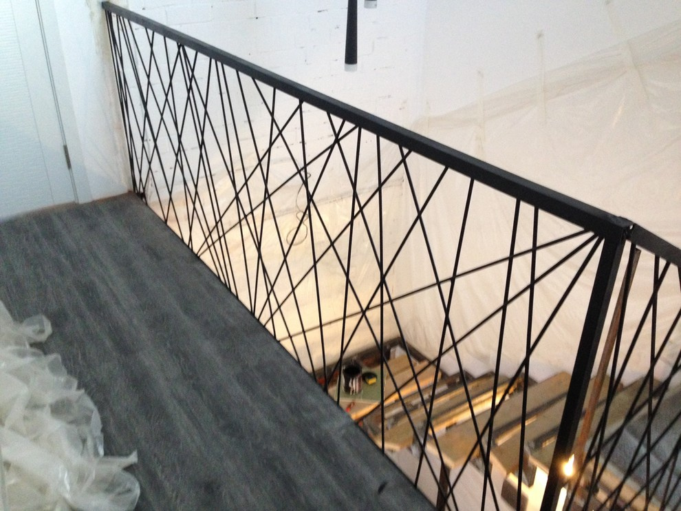 Металлическая лестница с дизайнерскими перилами