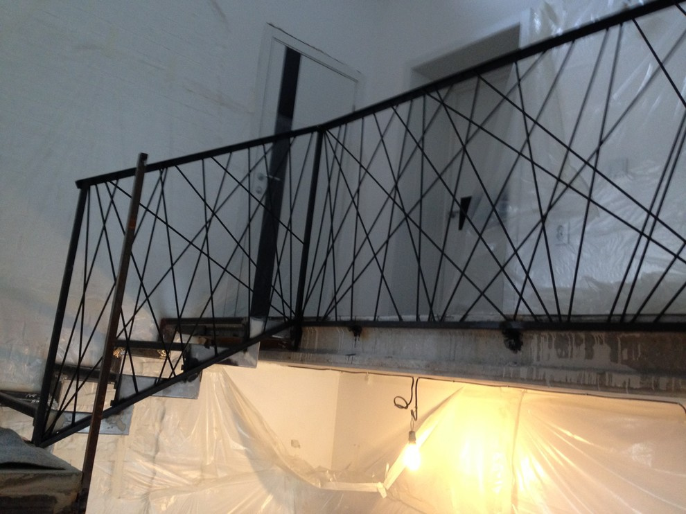 Металлическая лестница с дизайнерскими перилами