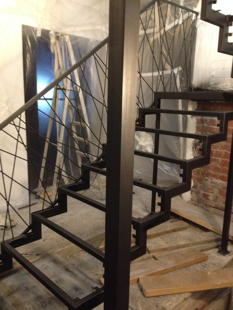 Металлическая лестница с дизайнерскими перилами