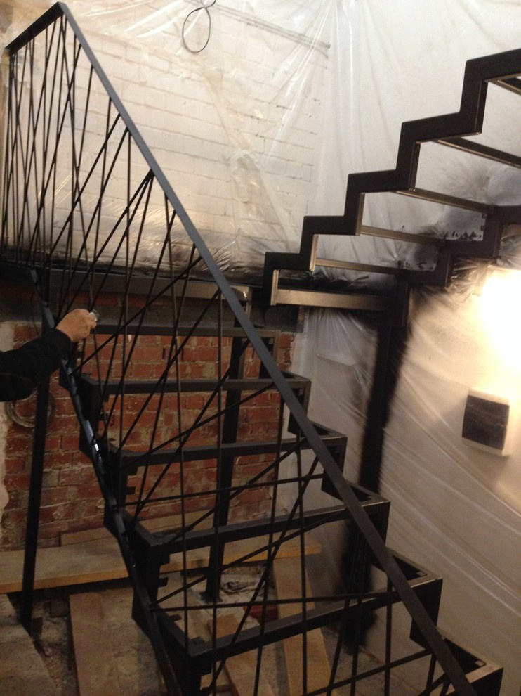 Обложка проекта: Металлическая лестница с дизайнерскими перилами