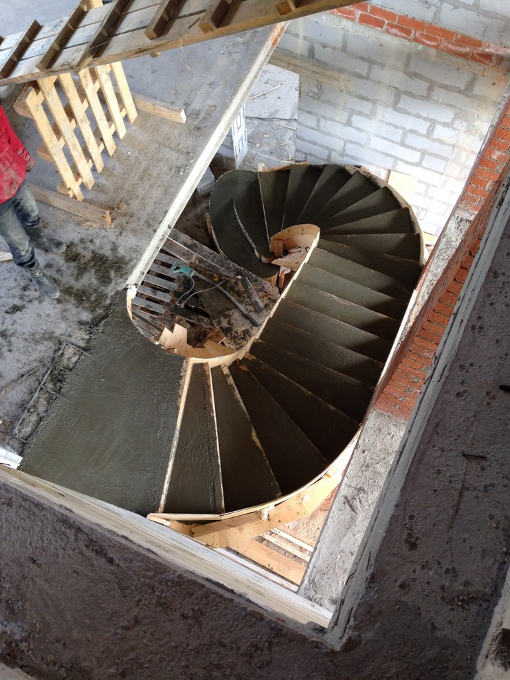 Комбинированная полувинтовая лестница с забежными ступенями