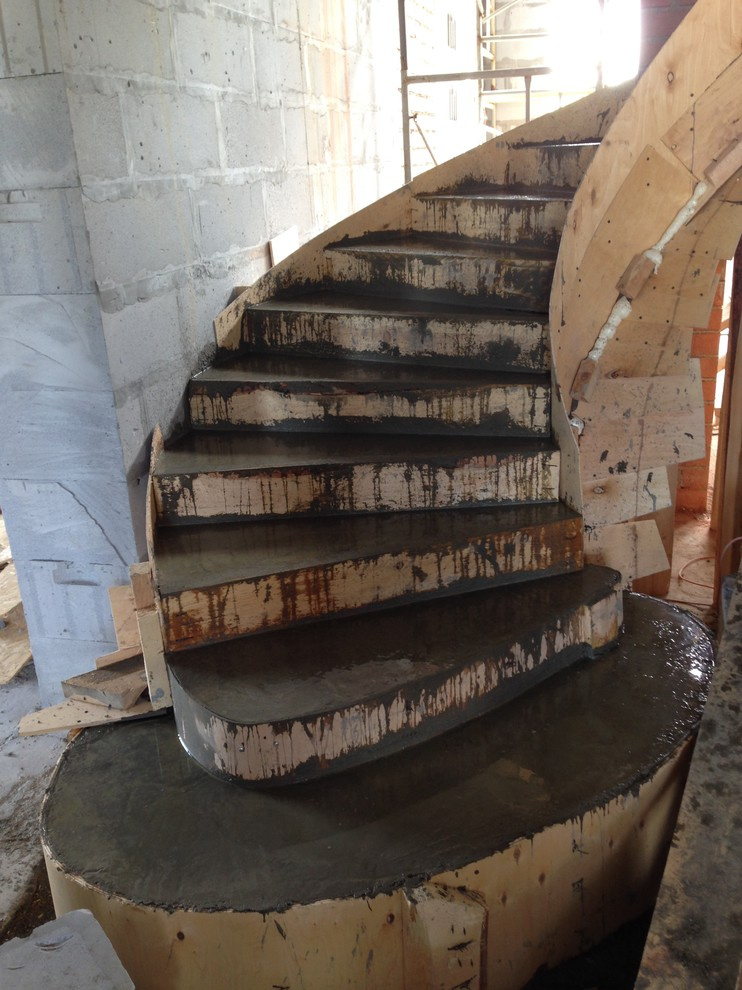 Комбинированная полувинтовая лестница с забежными ступенями