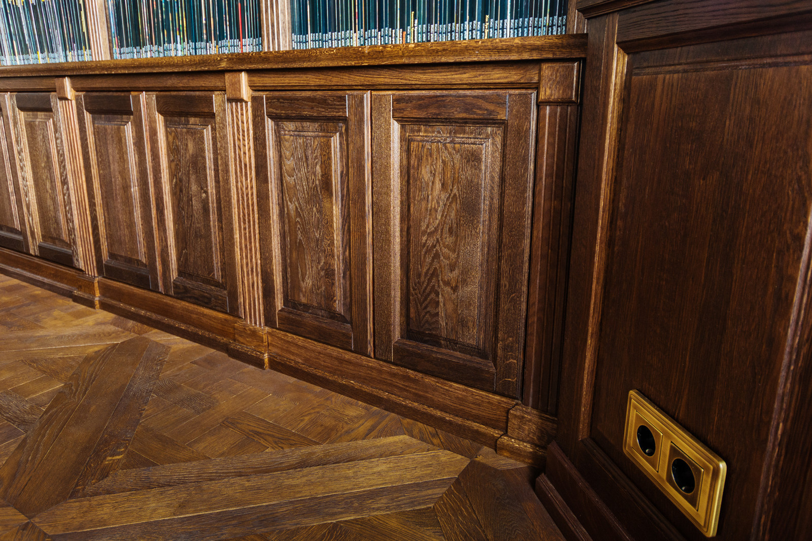 Кабинет с библитоекой и потолком