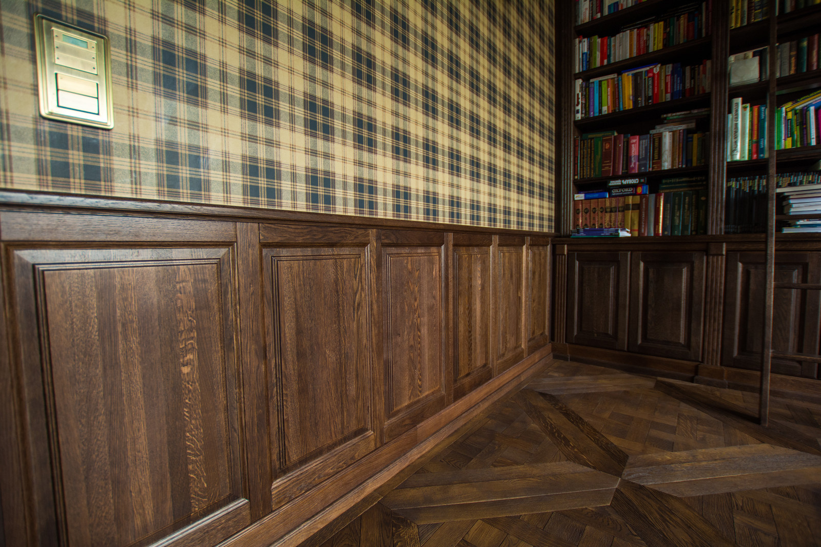 Кабинет с библитоекой и потолком