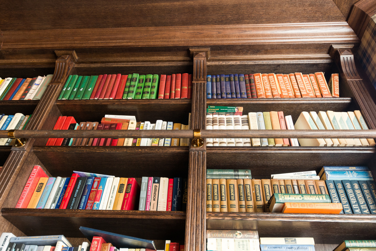 Кабинет с библитоекой и потолком