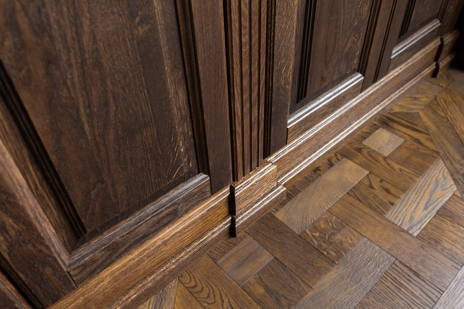 Кабинет с библитоекой и потолком