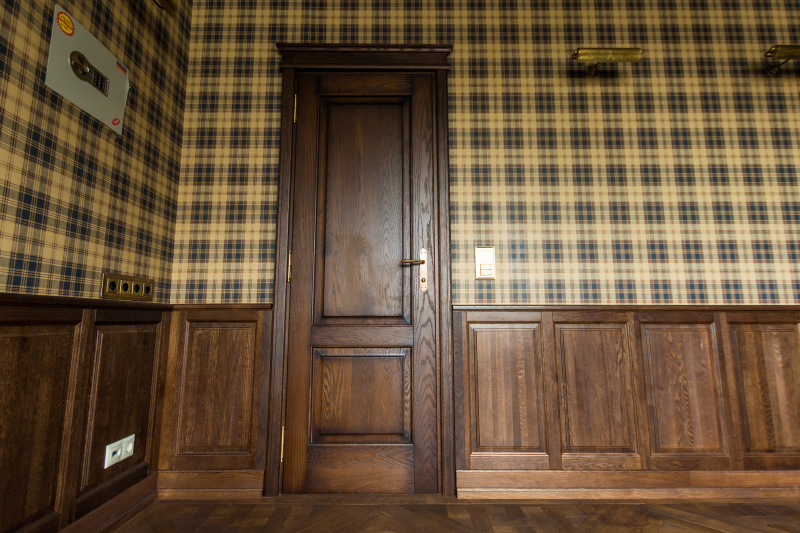 Кабинет с библитоекой и потолком