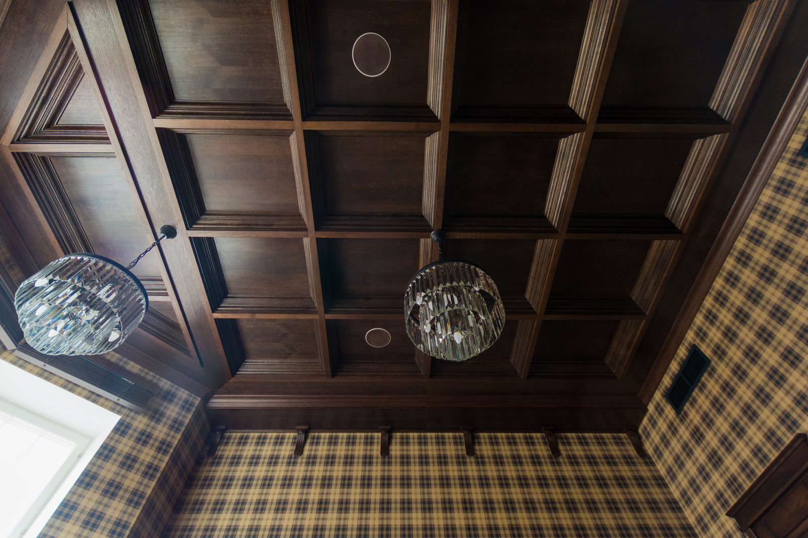 Кабинет с библитоекой и потолком