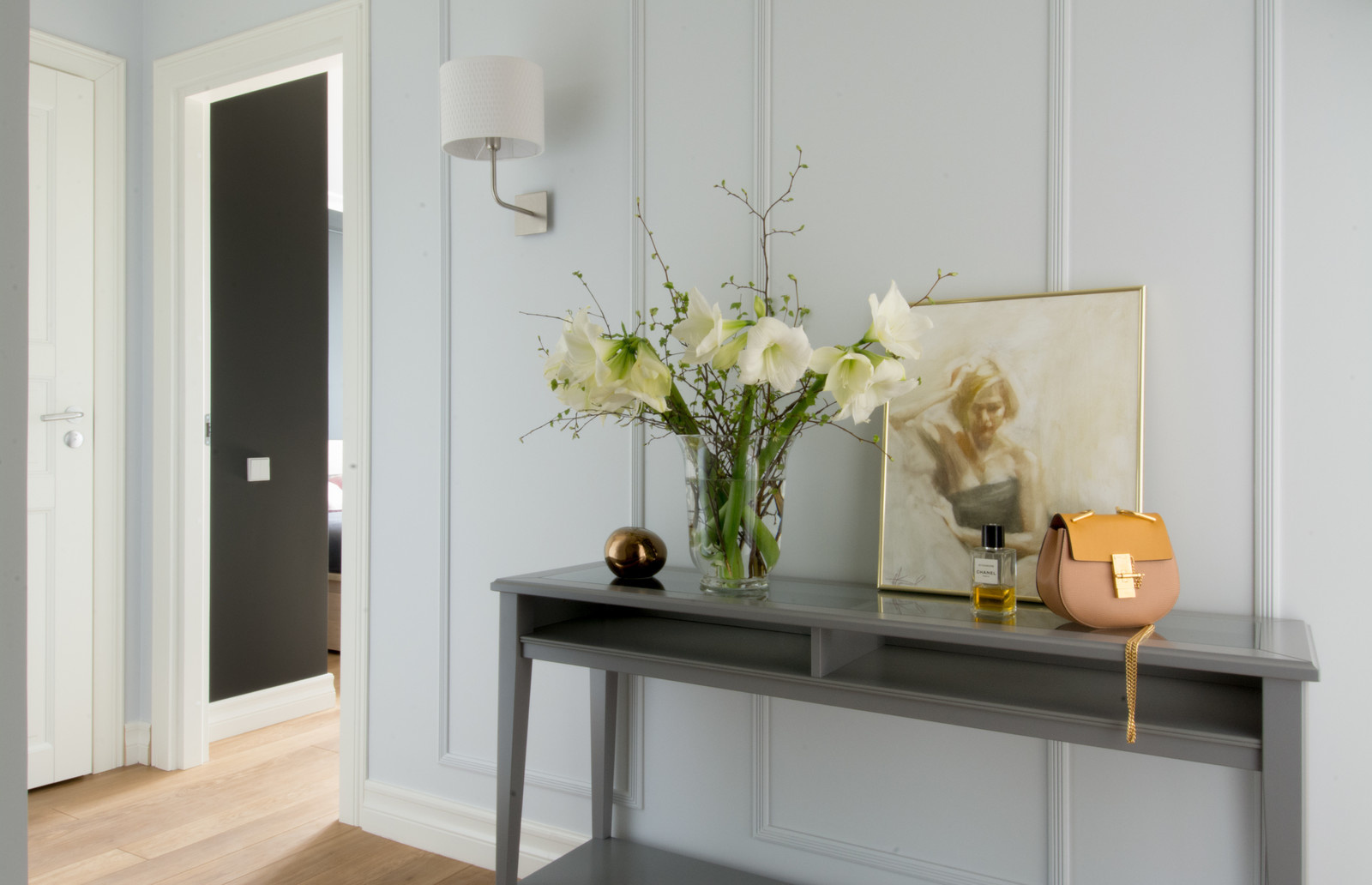 Легкая квартира с темной спальней