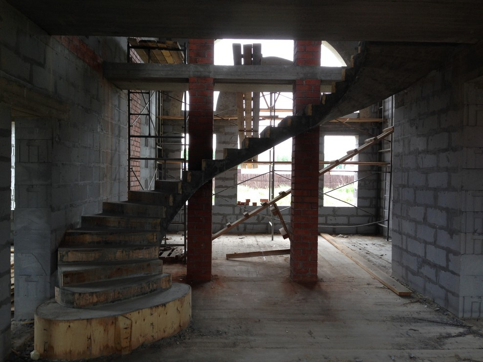 Комбинированная полувинтовая лестница с забежными ступенями