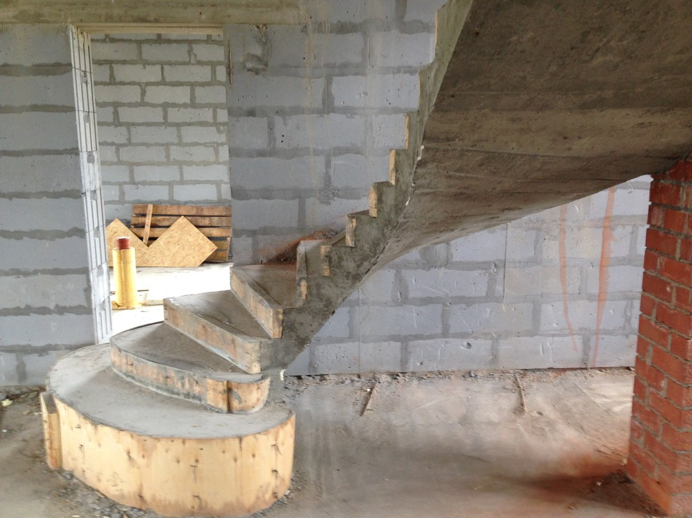 Комбинированная полувинтовая лестница с забежными ступенями