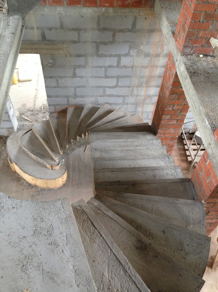 Комбинированная полувинтовая лестница с забежными ступенями