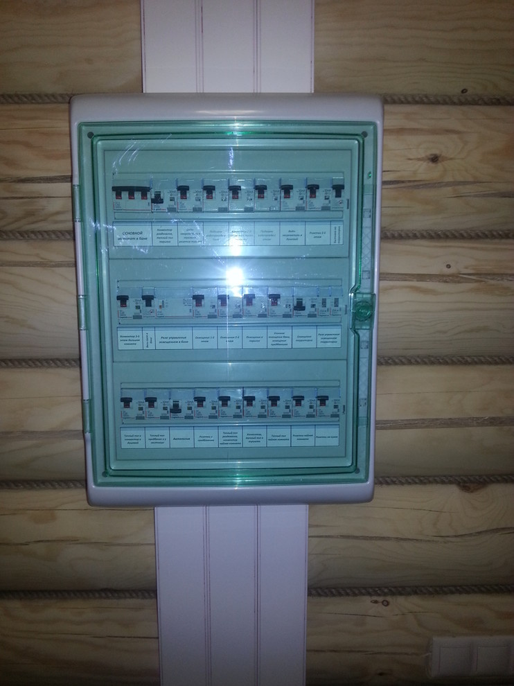 Электромонтажные работы в домах из оцилиндрованного бревна.