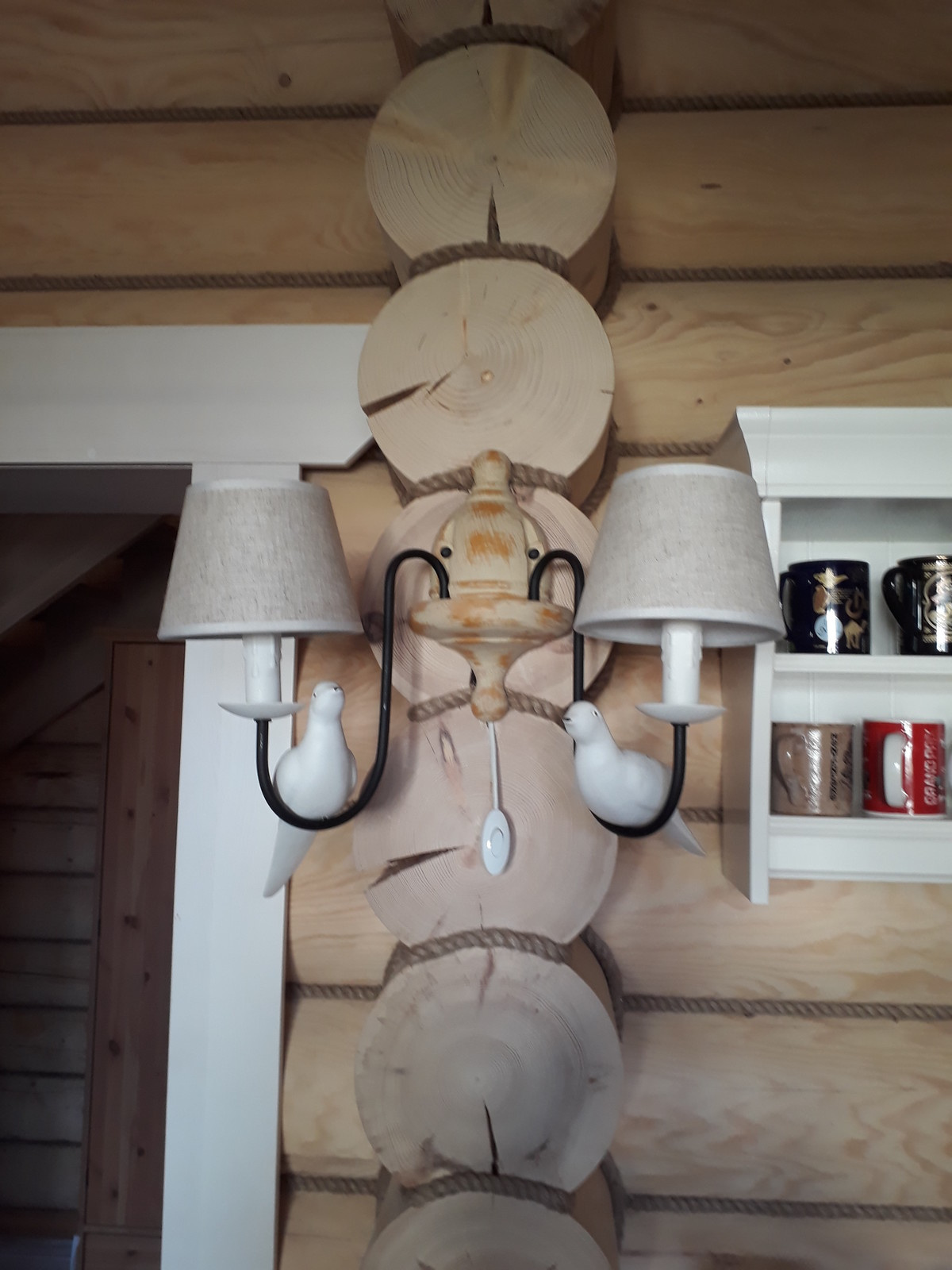 Электромонтажные работы в домах из оцилиндрованного бревна.