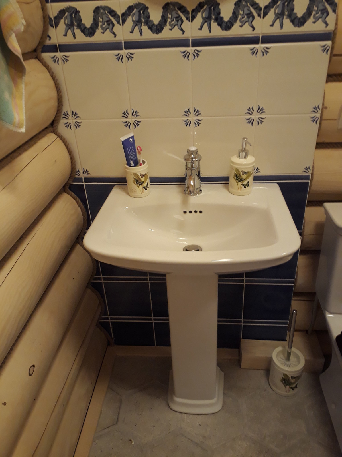 Электромонтажные работы в домах из оцилиндрованного бревна.