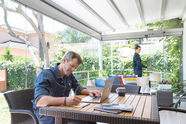 Обложка проекта: Терраса с безрамным раздвижным остеклением Lumon