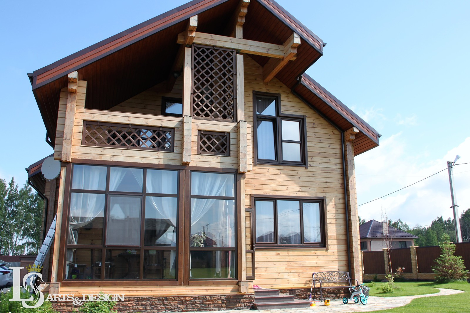 Загородный дом из клеёного бруса. Сделана архитектура здания и благоустройства.