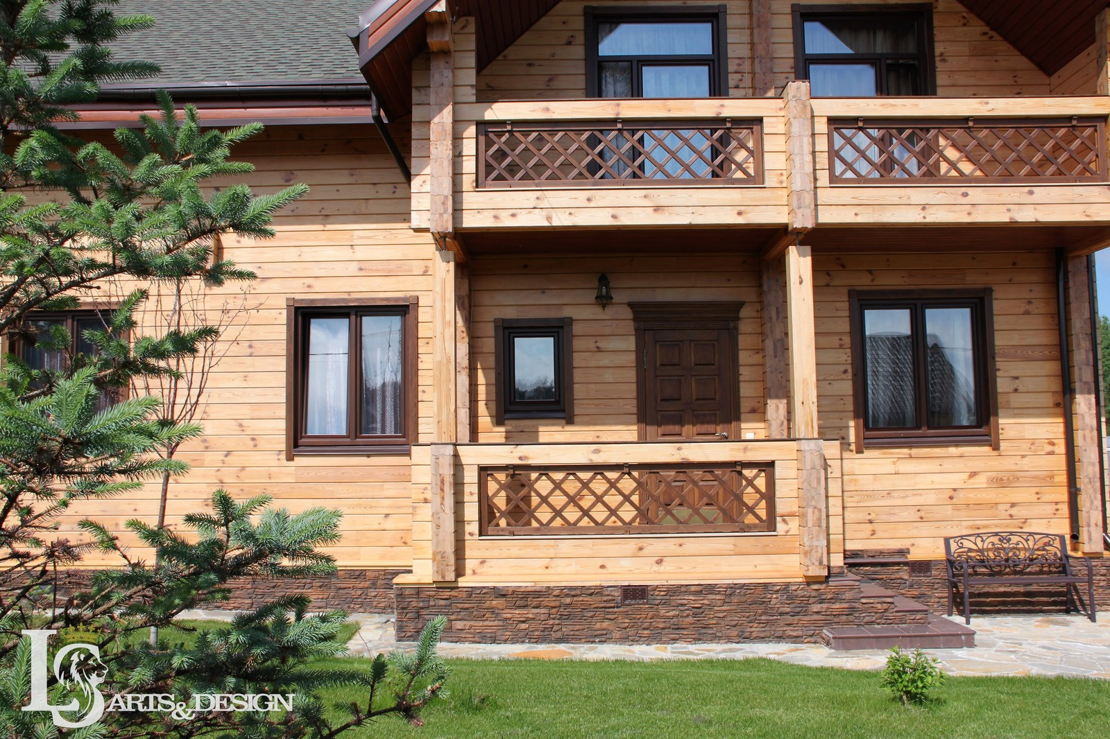 Загородный дом из клеёного бруса. Сделана архитектура здания и благоустройства.