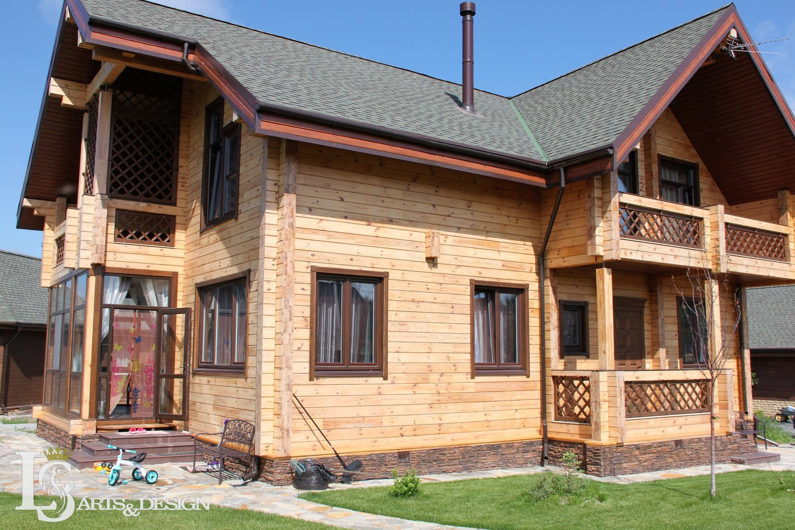 Загородный дом из клеёного бруса. Сделана архитектура здания и благоустройства.