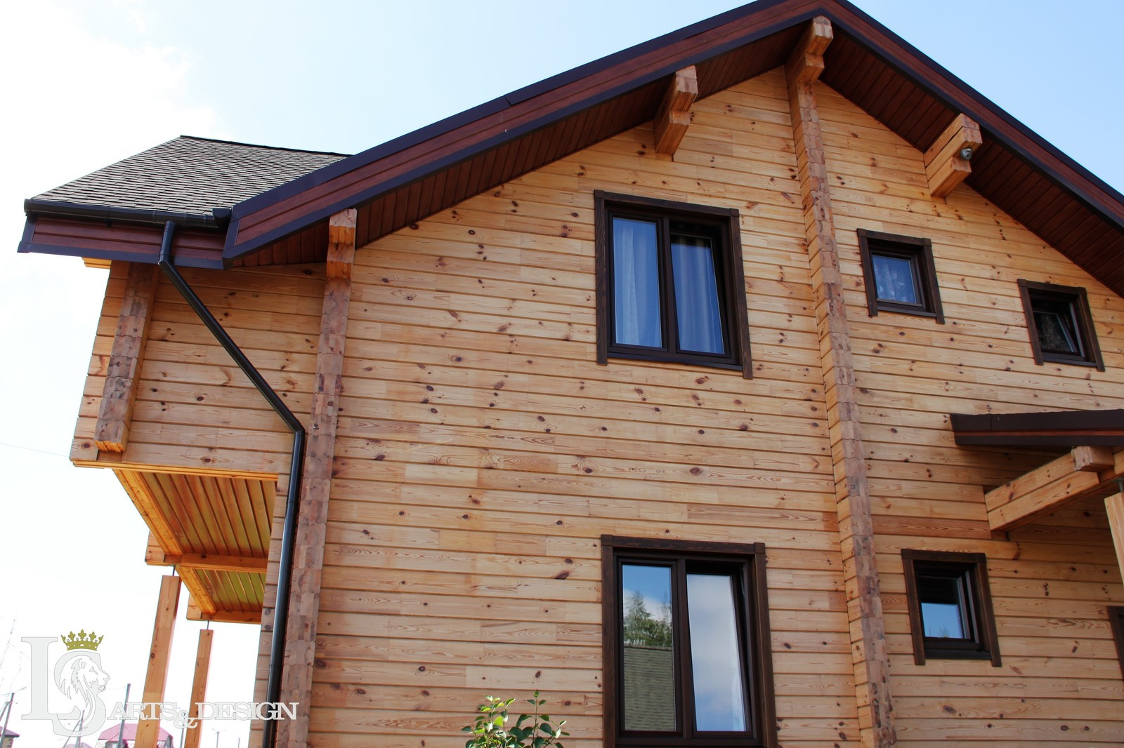 Загородный дом из клеёного бруса. Сделана архитектура здания и благоустройства.