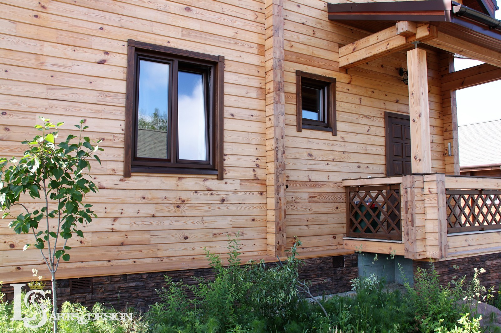 Загородный дом из клеёного бруса. Сделана архитектура здания и благоустройства.