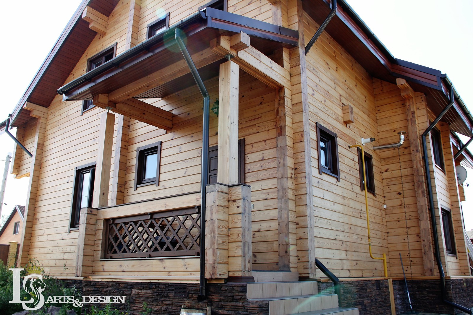 Загородный дом из клеёного бруса. Сделана архитектура здания и благоустройства.