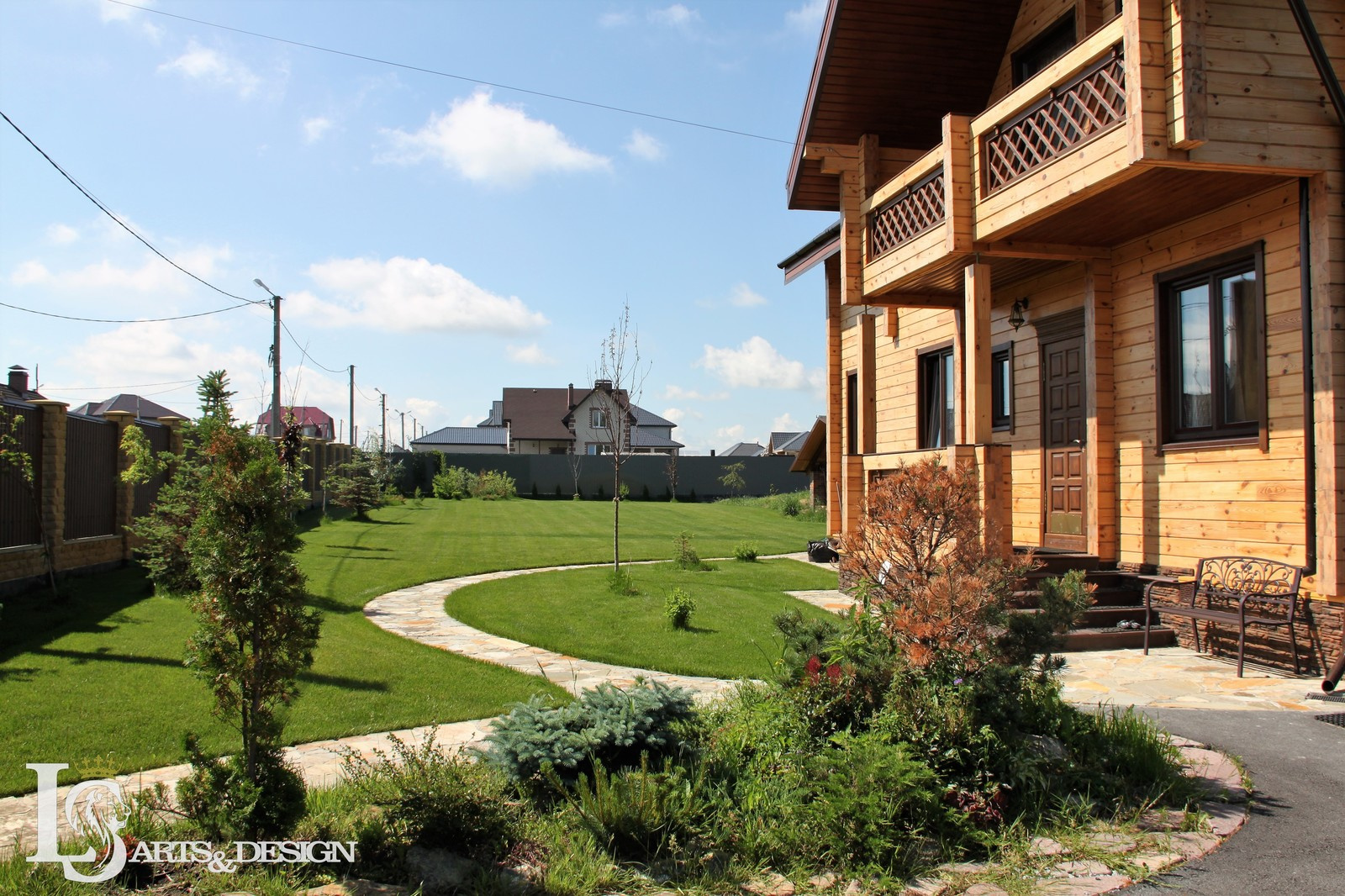 Загородный дом из клеёного бруса. Сделана архитектура здания и благоустройства.