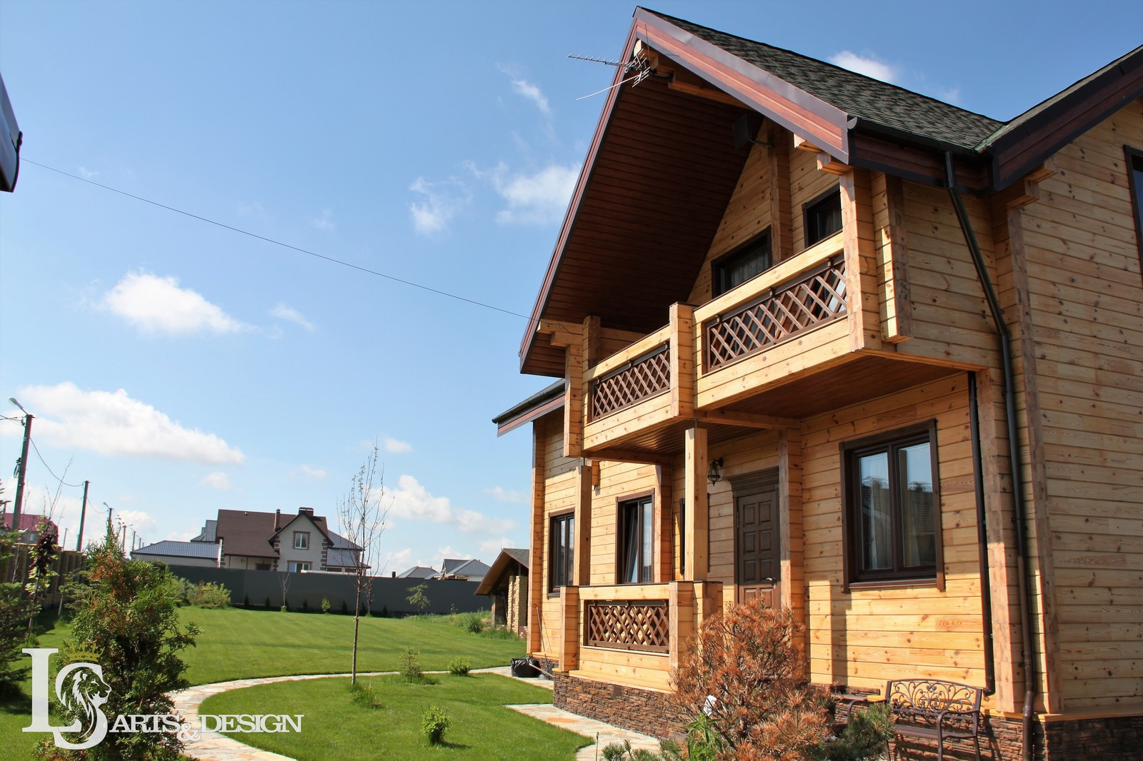 Обложка проекта: Загородный дом из клеёного бруса. Сделана архитектура здания и благоустройства.