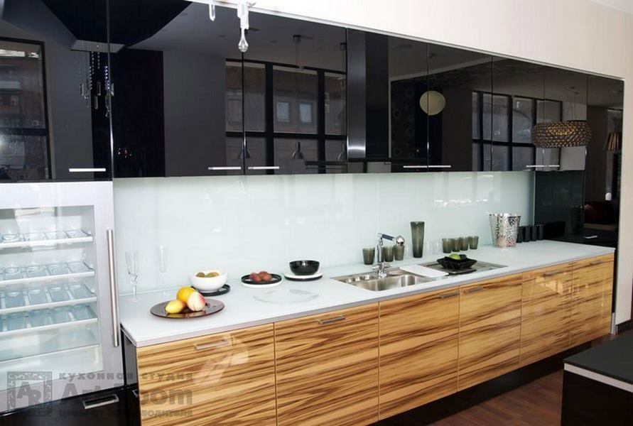 Кухня с фасадами МДФ эмаль и шпон