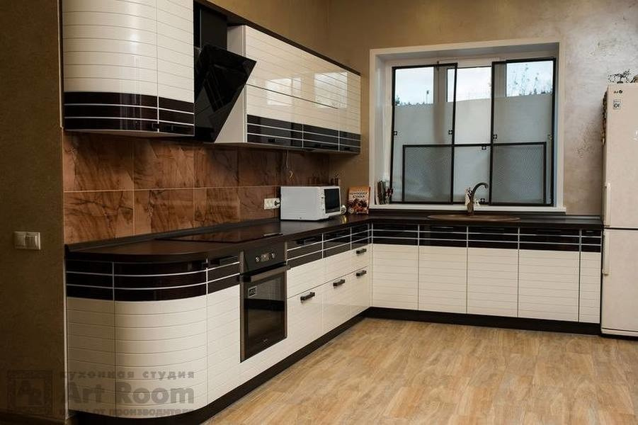 Кухня с фасадами МДФ эмаль и шпон