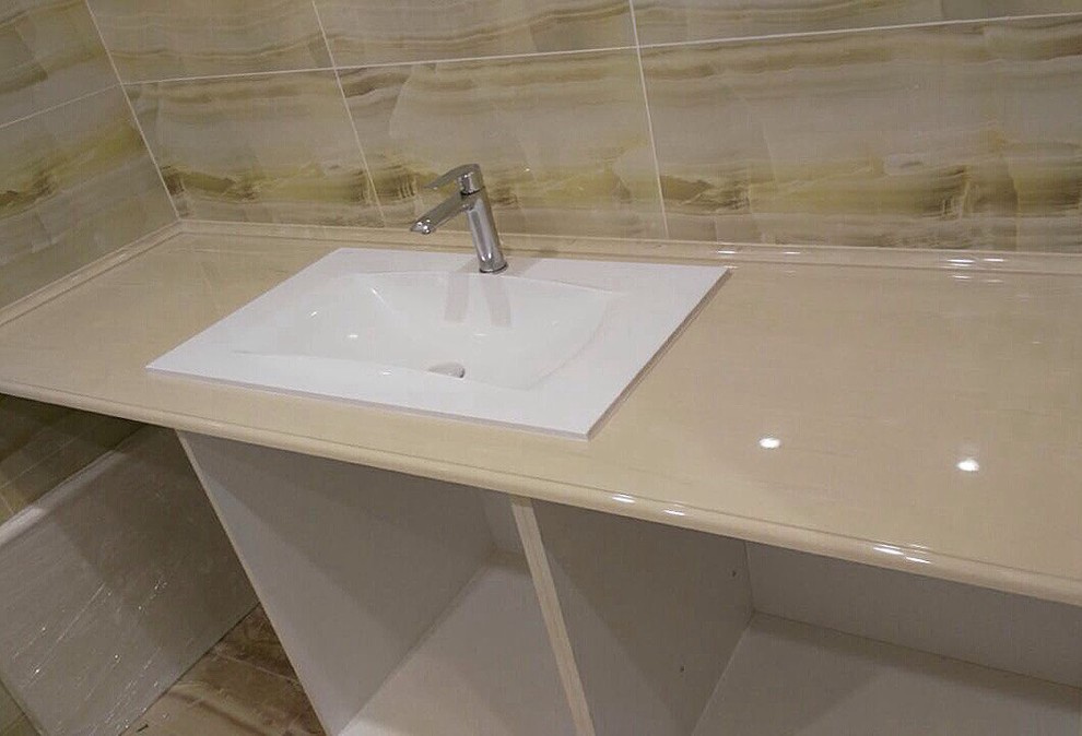 Обложка проекта: подоконники и столешница  с накладной мойкой