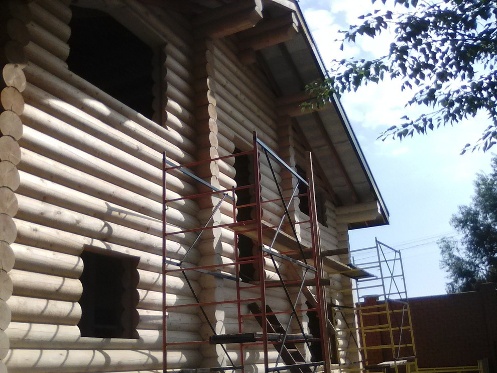 производим работы по шлифовке, покраске, конопатке срубов