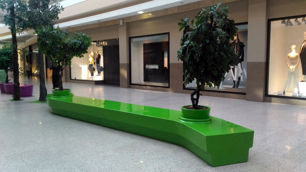 Скамейки-цветочницы в Торговом Центре