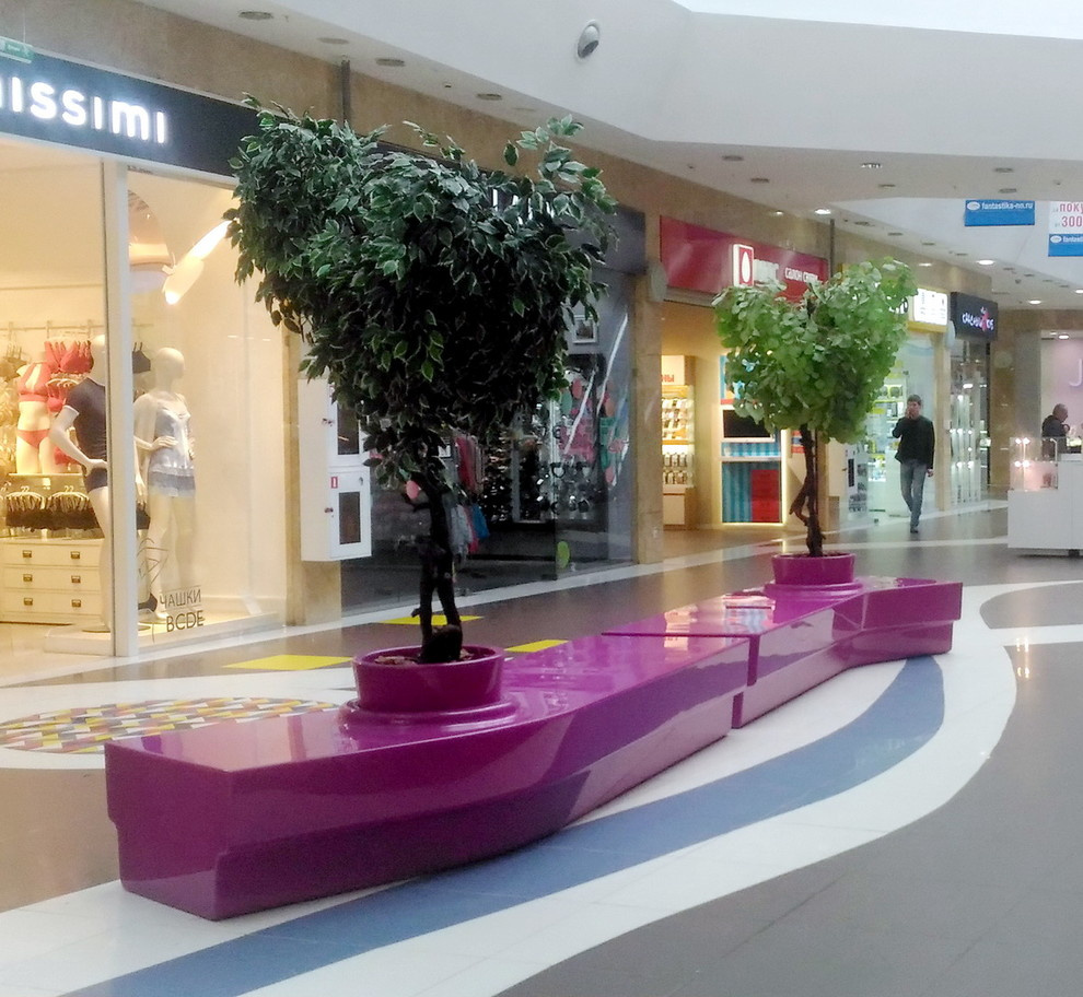 Скамейки-цветочницы в Торговом Центре