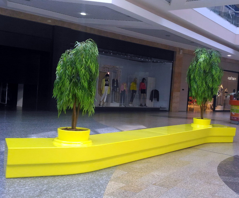 Скамейки-цветочницы в Торговом Центре