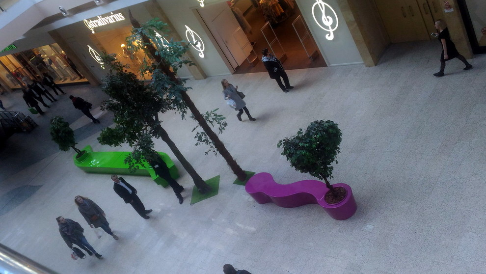 Скамейки-цветочницы в Торговом Центре